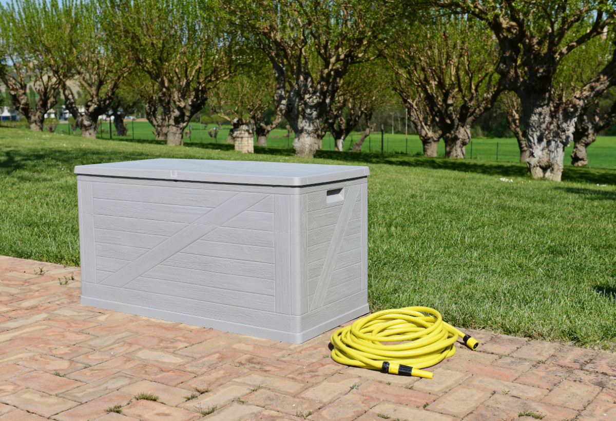 Στην εικόνα απεικονίζεται το μπαούλο τοποθετημένο σε έναν κήπο.